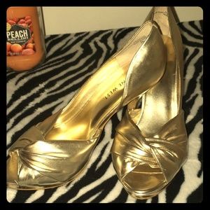 Nine West Heels. Size 7 Women. GOLD